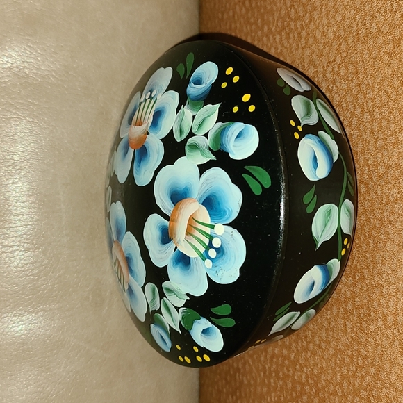 Round floral jewelry box - Picture 3 of 13
